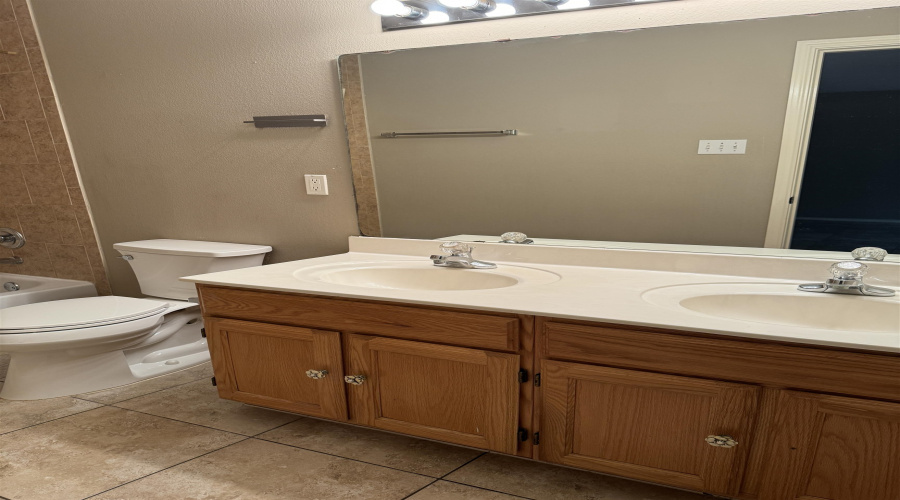 516 Valdosa Dr, Laredo, Texas 78043, 3 Bedrooms Bedrooms, 5 Rooms Rooms,2 BathroomsBathrooms,Residential,For Sale,516 Valdosa Dr,20252916