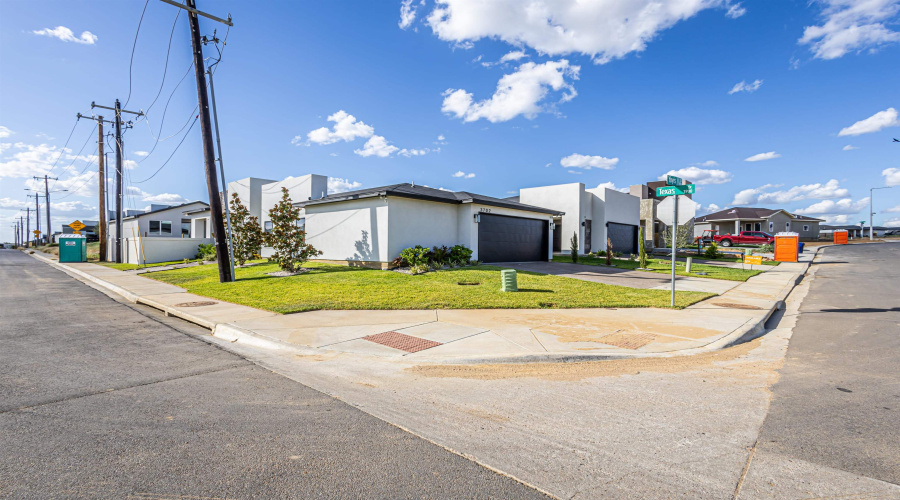 3702 Yoyis St., Laredo, Texas 78046, 3 Bedrooms Bedrooms, 5 Rooms Rooms,2 BathroomsBathrooms,Residential,For Sale,3702 Yoyis St.,20252924