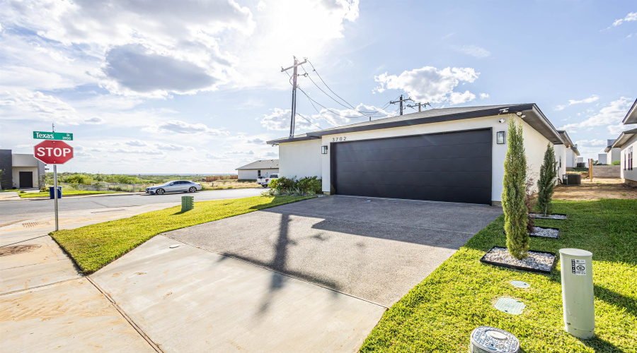 3702 Yoyis St., Laredo, Texas 78046, 3 Bedrooms Bedrooms, 5 Rooms Rooms,2 BathroomsBathrooms,Residential,For Sale,3702 Yoyis St.,20252924