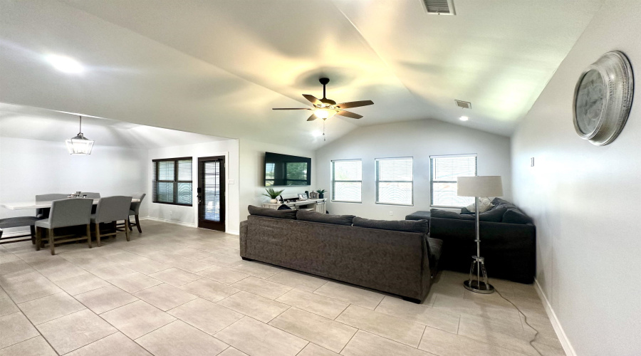 1414 Ocaso Dr., Laredo, Texas 78045, 4 Bedrooms Bedrooms, 6 Rooms Rooms,2 BathroomsBathrooms,Residential,For Sale,1414 Ocaso Dr.,20253182