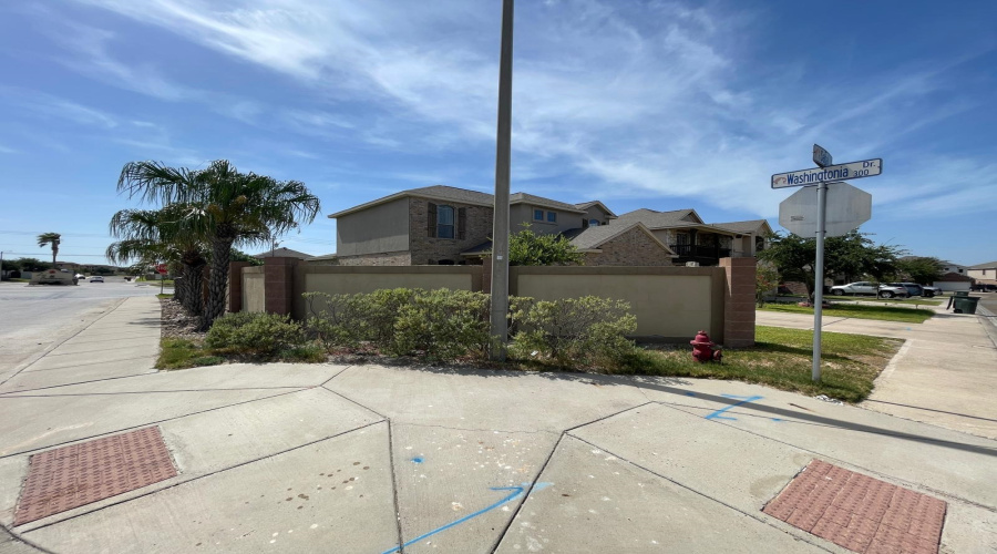 345 Sabal Loop, LAREDO, Texas 78045, 4 Bedrooms Bedrooms, 5 Rooms Rooms,2 BathroomsBathrooms,Residential,For Sale,345 Sabal Loop,20253199