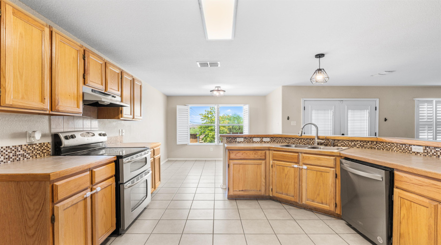617 Pinos Cr, Laredo, Texas 78043, 4 Bedrooms Bedrooms, 9 Rooms Rooms,2 BathroomsBathrooms,Residential,For Sale,617 Pinos Cr,20253205