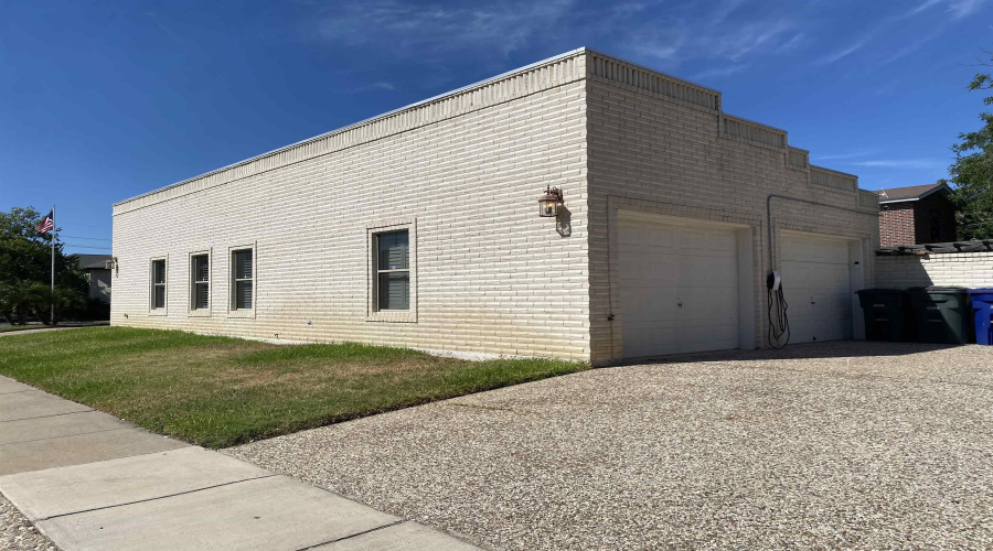 601 Marsh Ln, LAREDO, Texas 78045, 3 Bedrooms Bedrooms, 7 Rooms Rooms,4 BathroomsBathrooms,Residential,For Sale,601 Marsh Ln,20253232