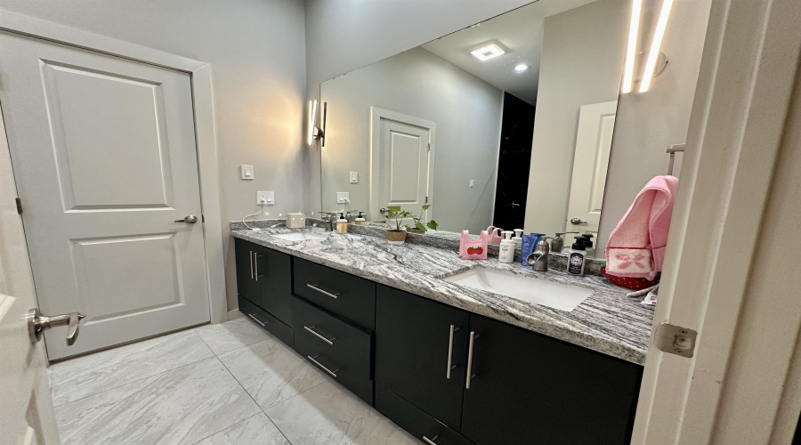 1611 Calvillo Dr., Laredo, Texas 78046, 3 Bedrooms Bedrooms, 6 Rooms Rooms,2 BathroomsBathrooms,Residential,For Sale,1611 Calvillo Dr.,20253253