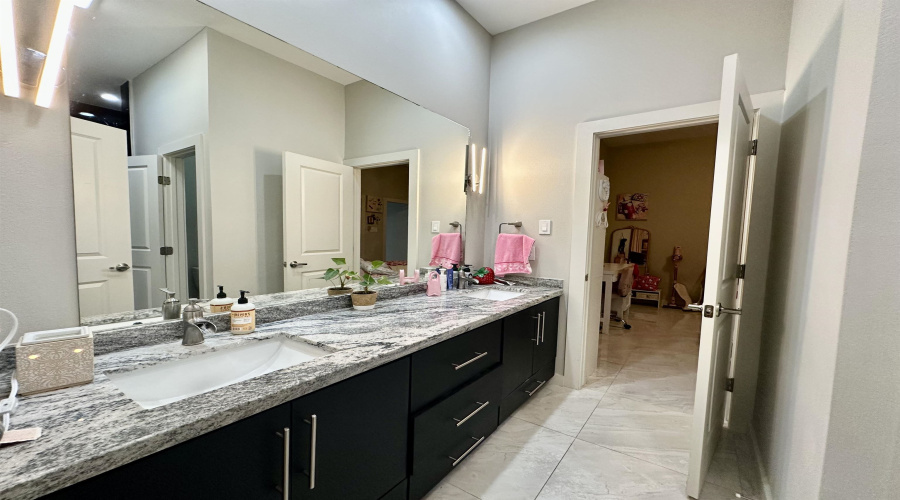 1611 Calvillo Dr., Laredo, Texas 78046, 3 Bedrooms Bedrooms, 6 Rooms Rooms,2 BathroomsBathrooms,Residential,For Sale,1611 Calvillo Dr.,20253253