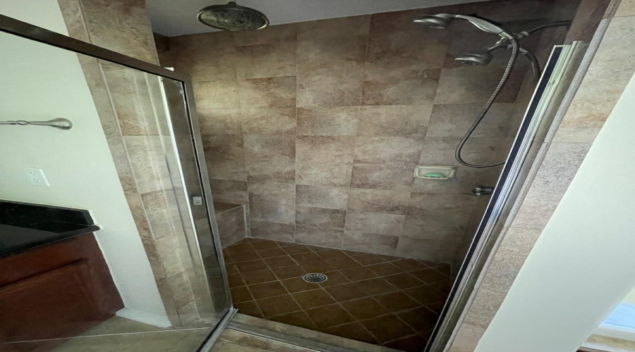 With double shower head. Includes rain shower head.