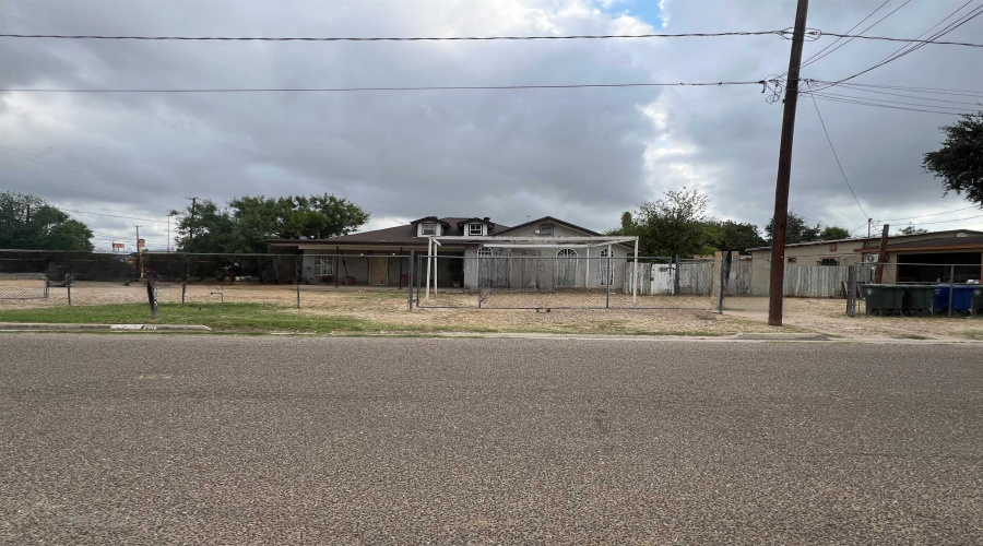 4215 Flores Ave, Laredo, Texas 78041, 2 Bedrooms Bedrooms, 6 Rooms Rooms,2 BathroomsBathrooms,Residential,For Sale,4215 Flores Ave,20253259