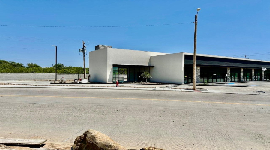 101 North American Rd., LAREDO, Texas 78041, 6 Rooms Rooms,2 BathroomsBathrooms,Commercial retail/office,For Rent,101 North American Rd.,20243270