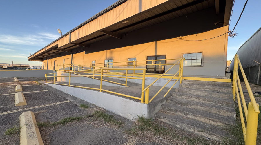 13505 Regional Dr, Laredo, Texas 78045, 1 Bedroom Bedrooms, 6 Rooms Rooms,4 BathroomsBathrooms,Commercial/industrial,For Rent,13505 Regional Dr,20253278
