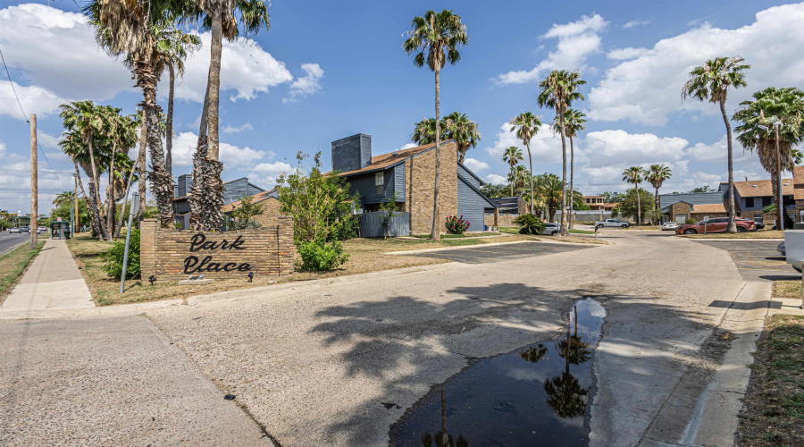 201 E Del Mar Blvd, Laredo, Texas 78041, 2 Bedrooms Bedrooms, 5 Rooms Rooms,2 BathroomsBathrooms,Residential,For Sale,201 E Del Mar Blvd,20252414