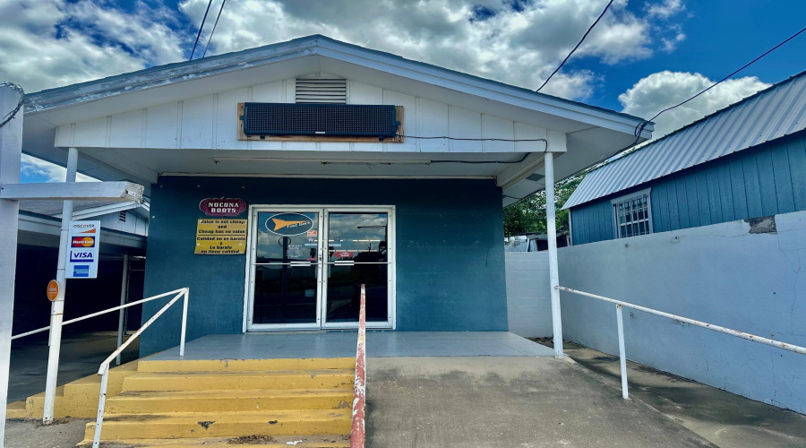 306 TX State Hwy 16, Zapata, Texas 78076, 1 Room Rooms,2 BathroomsBathrooms,Commercial retail/office,For Rent,306 TX State Hwy 16,20253294