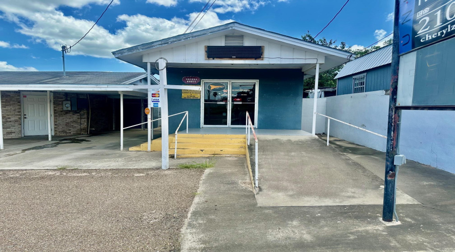 306 TX State Hwy 16, Zapata, Texas 78076, 1 Room Rooms,2 BathroomsBathrooms,Commercial retail/office,For Rent,306 TX State Hwy 16,20253294