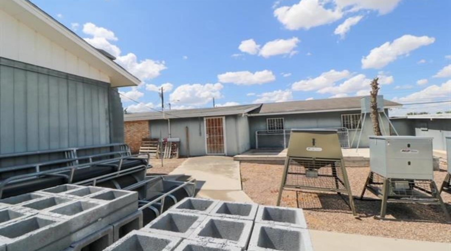 306 TX State Hwy 16, Zapata, Texas 78076, 6 Bedrooms Bedrooms, ,2 BathroomsBathrooms,Commercial/industrial,For Sale,306 TX State Hwy 16,20243651