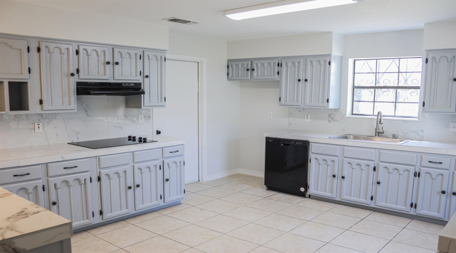 102 Arizona Lp, LAREDO, Texas 78041, 3 Bedrooms Bedrooms, 8 Rooms Rooms,2 BathroomsBathrooms,Residential,For Rent,102 Arizona Lp,20253366