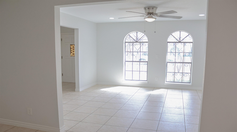 102 Arizona Lp, LAREDO, Texas 78041, 3 Bedrooms Bedrooms, 8 Rooms Rooms,2 BathroomsBathrooms,Residential,For Rent,102 Arizona Lp,20253366