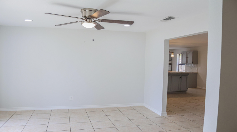 102 Arizona Lp, LAREDO, Texas 78041, 3 Bedrooms Bedrooms, 8 Rooms Rooms,2 BathroomsBathrooms,Residential,For Rent,102 Arizona Lp,20253366