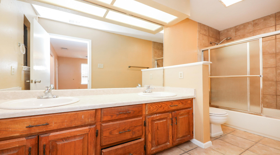 2600 E Montgomery St, Laredo, Texas 78043, 3 Bedrooms Bedrooms, 5 Rooms Rooms,2 BathroomsBathrooms,Residential,For Sale,2600 E Montgomery St,20253409
