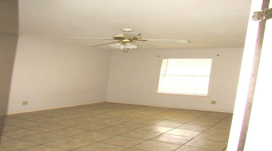 1420 Juarez Ave, Laredo, Texas 78040, 2 Bedrooms Bedrooms, 4 Rooms Rooms,1 BathroomBathrooms,Residential,For Rent,1420 Juarez Ave,20253412