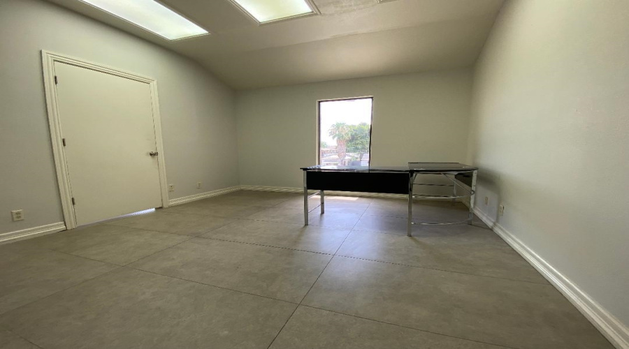 1102 Scott St, LAREDO, Texas 78040, 6 Rooms Rooms,4 BathroomsBathrooms,Commercial retail/office,For Rent,1102 Scott St,20253417