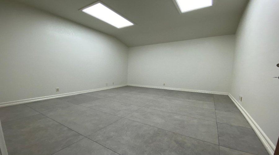 1102 Scott St, LAREDO, Texas 78040, 6 Rooms Rooms,4 BathroomsBathrooms,Commercial retail/office,For Rent,1102 Scott St,20253419