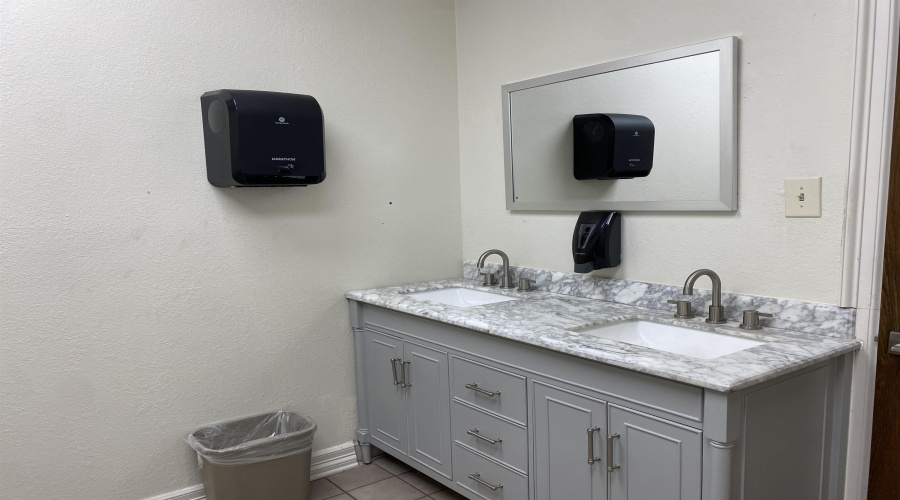 1102 Scott St, LAREDO, Texas 78040, 6 Rooms Rooms,4 BathroomsBathrooms,Commercial retail/office,For Rent,1102 Scott St,20253419