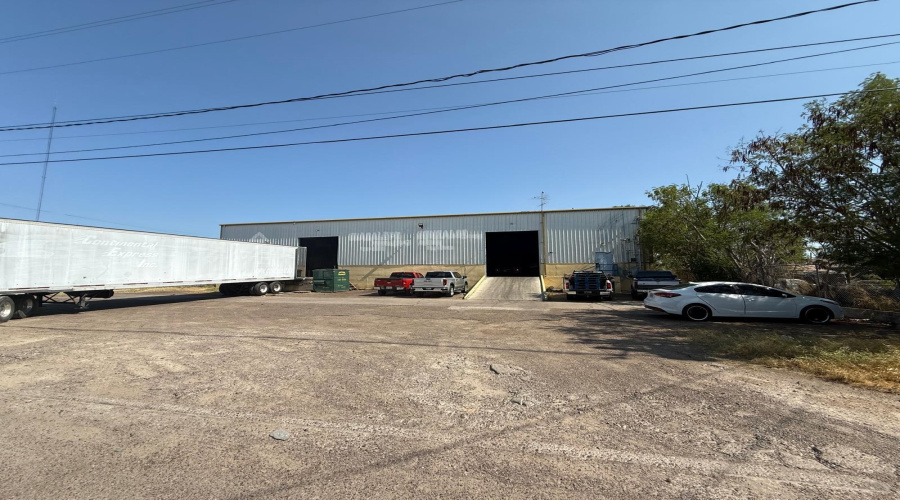 2303 Santa Rita Ave, Laredo, Texas 78040, 1 Bedroom Bedrooms, 1 Room Rooms,2 BathroomsBathrooms,Commercial/industrial,For Rent,2303 Santa Rita Ave,20253436