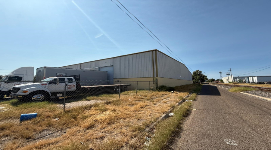 2303 Santa Rita Ave, Laredo, Texas 78040, 1 Bedroom Bedrooms, 1 Room Rooms,2 BathroomsBathrooms,Commercial/industrial,For Rent,2303 Santa Rita Ave,20253436