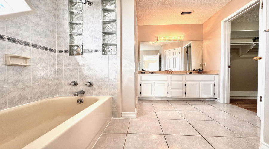 402 St Croix Dr, LAREDO, Texas 78045, 3 Bedrooms Bedrooms, 7 Rooms Rooms,2 BathroomsBathrooms,Residential,For Sale,402 St Croix Dr,20253473