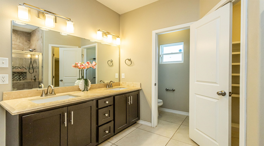 215 Glen Cook Dr., Laredo, Texas 78041, 4 Bedrooms Bedrooms, 6 Rooms Rooms,2 BathroomsBathrooms,Residential,For Sale,215 Glen Cook Dr.,20253493