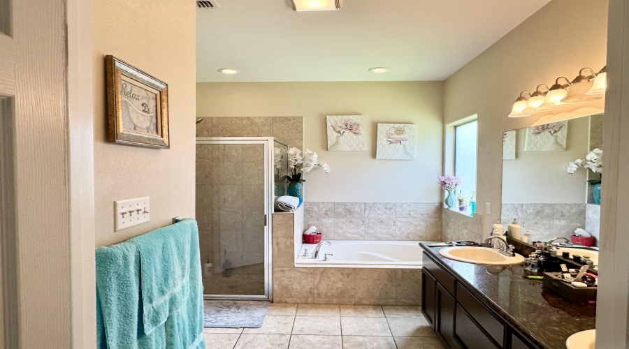 105 Spanish Oak Dr, Laredo, Texas 78045, 4 Bedrooms Bedrooms, 6 Rooms Rooms,3 BathroomsBathrooms,Residential,For Sale,105 Spanish Oak Dr,20253495