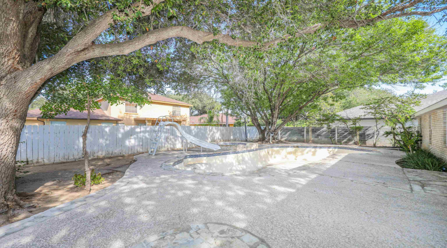 3004 Crest Oak Cir, Laredo, Texas 78045, 4 Bedrooms Bedrooms, 7 Rooms Rooms,2 BathroomsBathrooms,Residential,For Sale,3004 Crest Oak Cir,20253513