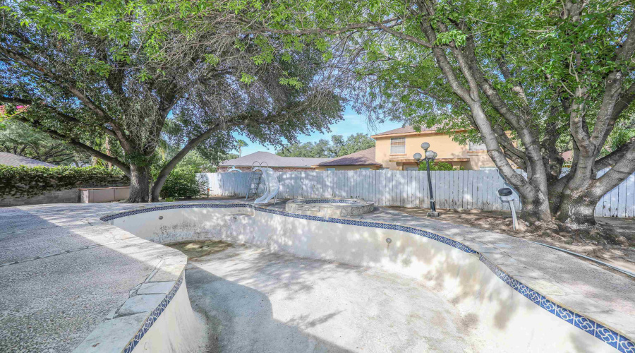 3004 Crest Oak Cir, Laredo, Texas 78045, 4 Bedrooms Bedrooms, 7 Rooms Rooms,2 BathroomsBathrooms,Residential,For Sale,3004 Crest Oak Cir,20253513