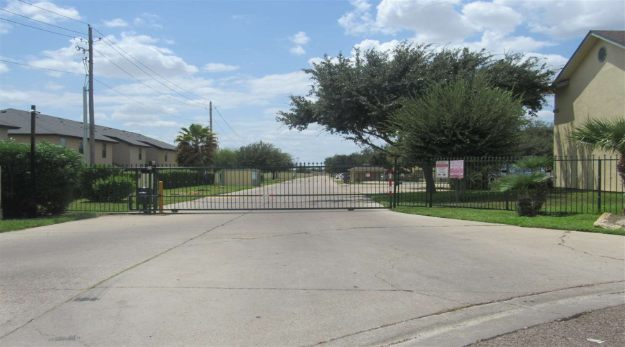 1000 Ranchway Dr, Laredo, Texas 78045, 3 Bedrooms Bedrooms, 7 Rooms Rooms,3 BathroomsBathrooms,Residential,For Rent,1000 Ranchway Dr,20253521