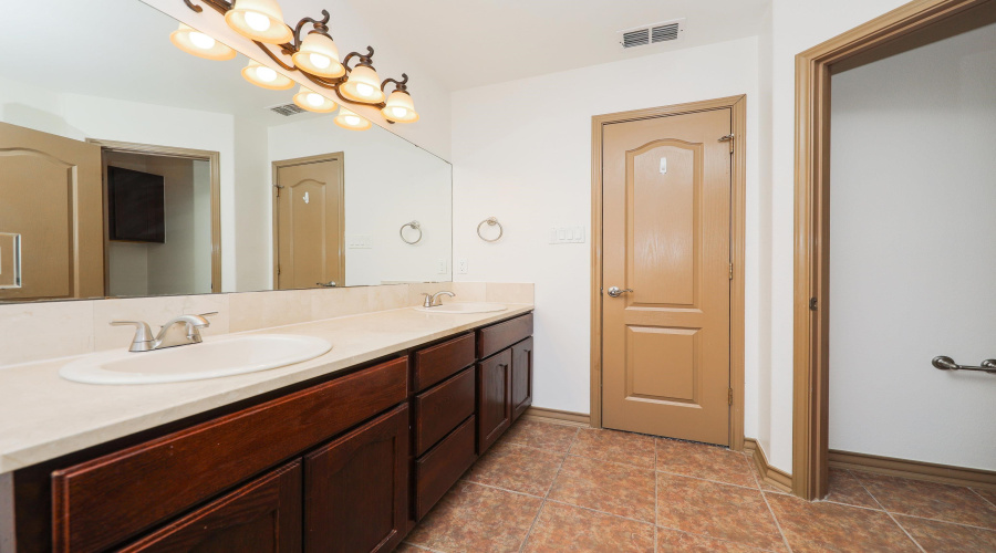 9813 Sandhill Dr, LAREDO, Texas 78045, 4 Bedrooms Bedrooms, 7 Rooms Rooms,2 BathroomsBathrooms,Residential,For Sale,9813 Sandhill Dr,20253547