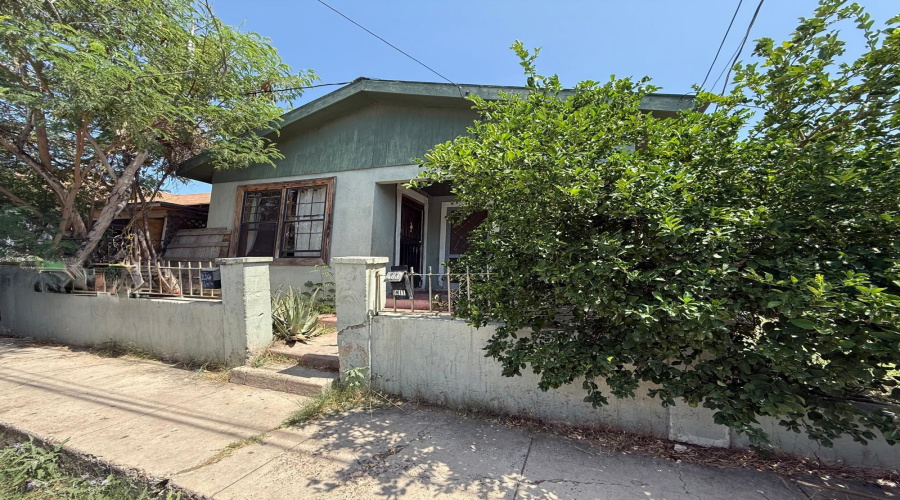 216 Lincoln St, Laredo, Texas 78040, 5 Bedrooms Bedrooms, 9 Rooms Rooms,2 BathroomsBathrooms,Residential,For Sale,216 Lincoln St,20253549