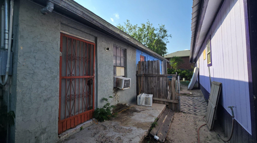 216 Lincoln St, Laredo, Texas 78040, 5 Bedrooms Bedrooms, 9 Rooms Rooms,2 BathroomsBathrooms,Residential,For Sale,216 Lincoln St,20253549