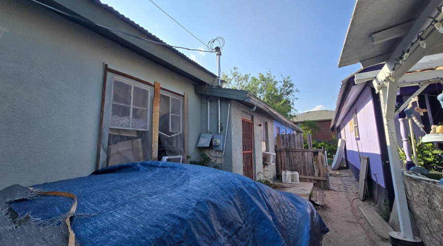 216 Lincoln St, Laredo, Texas 78040, 5 Bedrooms Bedrooms, 9 Rooms Rooms,2 BathroomsBathrooms,Residential,For Sale,216 Lincoln St,20253549