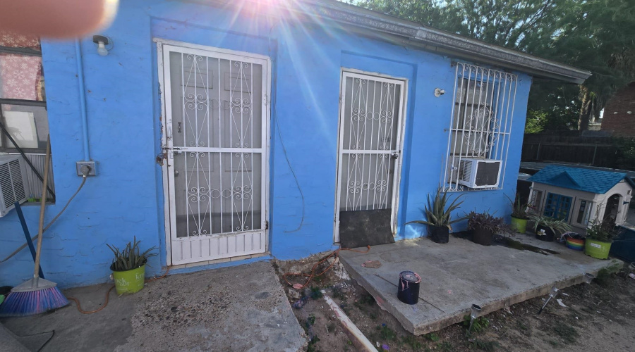 216 Lincoln St, Laredo, Texas 78040, 5 Bedrooms Bedrooms, 9 Rooms Rooms,2 BathroomsBathrooms,Residential,For Sale,216 Lincoln St,20253549