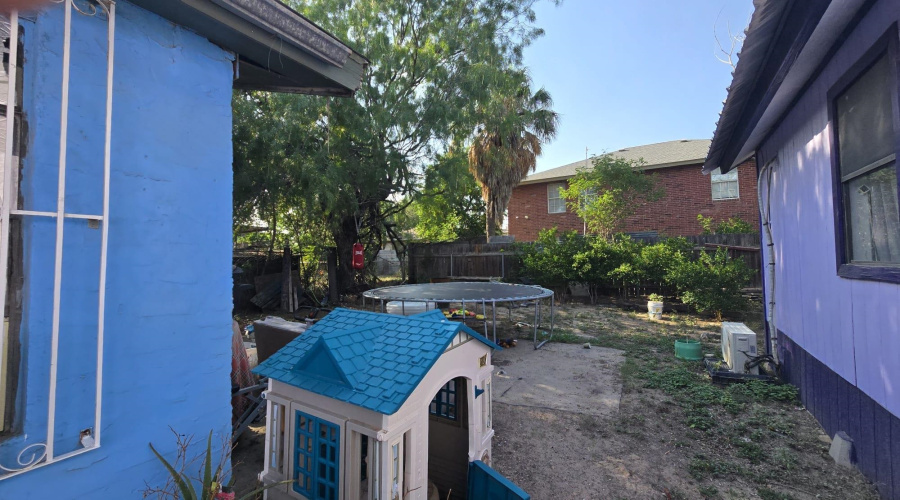 216 Lincoln St, Laredo, Texas 78040, 5 Bedrooms Bedrooms, 9 Rooms Rooms,2 BathroomsBathrooms,Residential,For Sale,216 Lincoln St,20253549