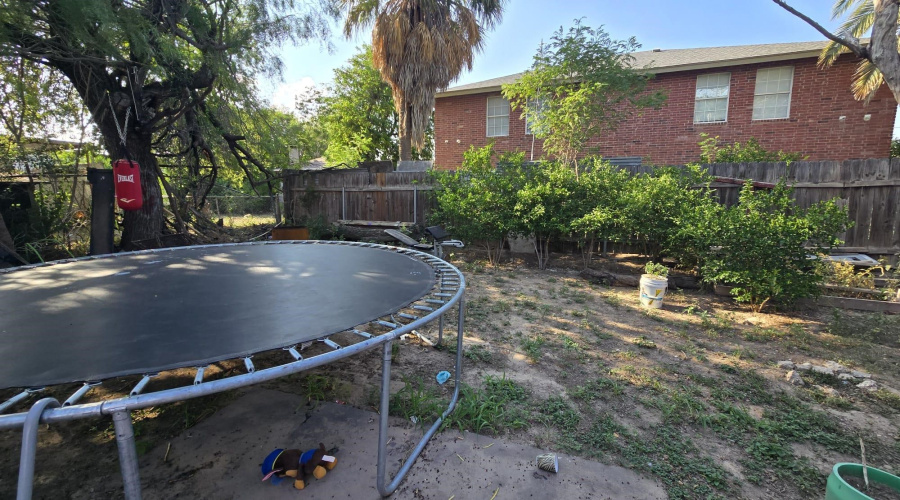 216 Lincoln St, Laredo, Texas 78040, 5 Bedrooms Bedrooms, 9 Rooms Rooms,2 BathroomsBathrooms,Residential,For Sale,216 Lincoln St,20253549