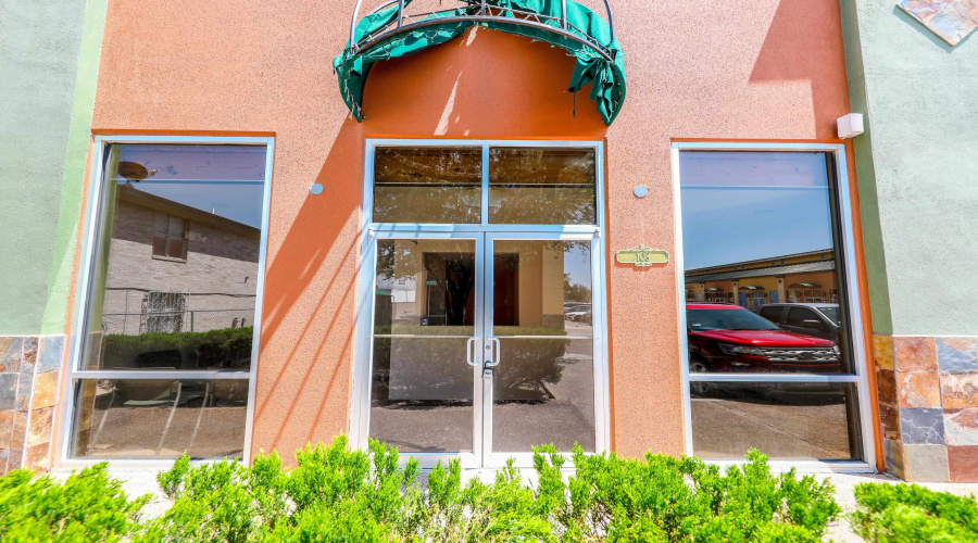 104 E Calton Rd, Laredo, Texas 78041, 1 Room Rooms,2 BathroomsBathrooms,Commercial retail/office,For Rent,104 E Calton Rd,20253560