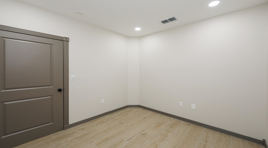 104 E Calton Rd, Laredo, Texas 78041, 1 Room Rooms,2 BathroomsBathrooms,Commercial retail/office,For Rent,104 E Calton Rd,20253560