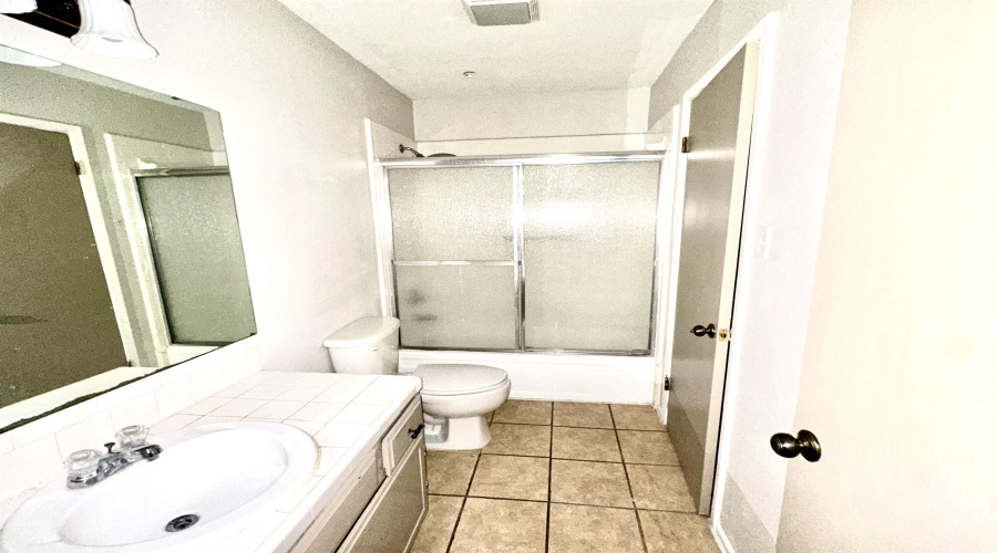 5500 McPherson Rd, Laredo, Texas 78041, 2 Bedrooms Bedrooms, 5 Rooms Rooms,1 BathroomBathrooms,Residential,For Sale,5500 McPherson Rd,20253557