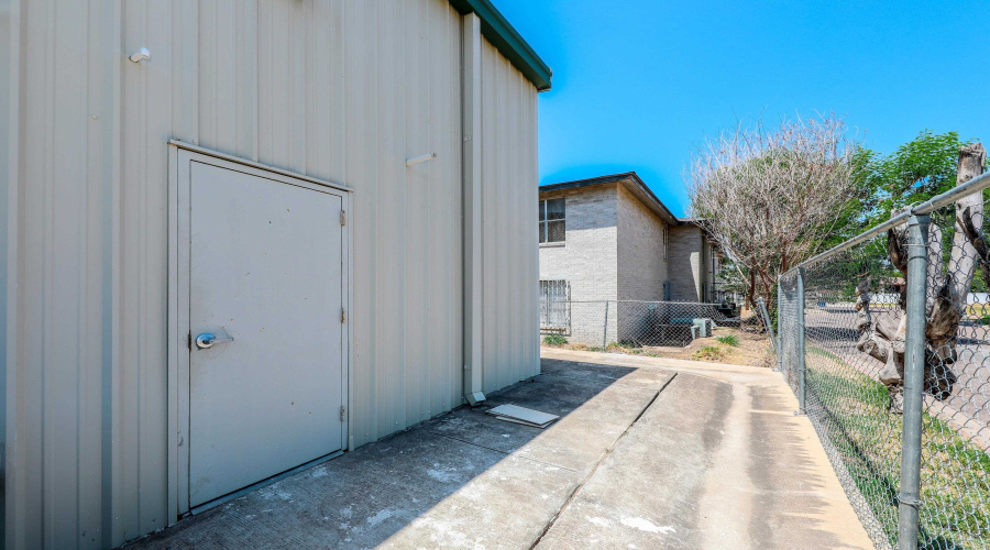 104 E Calton Rd, Laredo, Texas 78041, 1 Room Rooms,2 BathroomsBathrooms,Commercial retail/office,For Rent,104 E Calton Rd,20253562