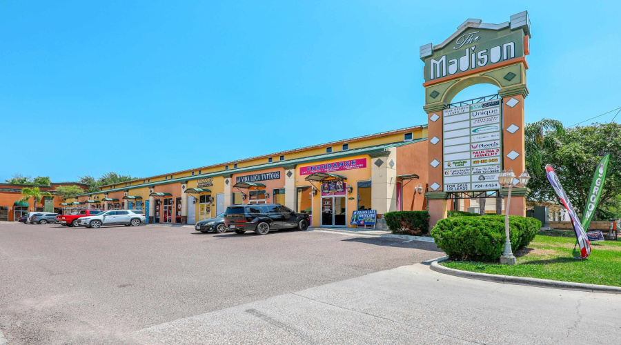 104 E Calton Rd, Laredo, Texas 78041, 1 Room Rooms,2 BathroomsBathrooms,Commercial retail/office,For Rent,104 E Calton Rd,20253562