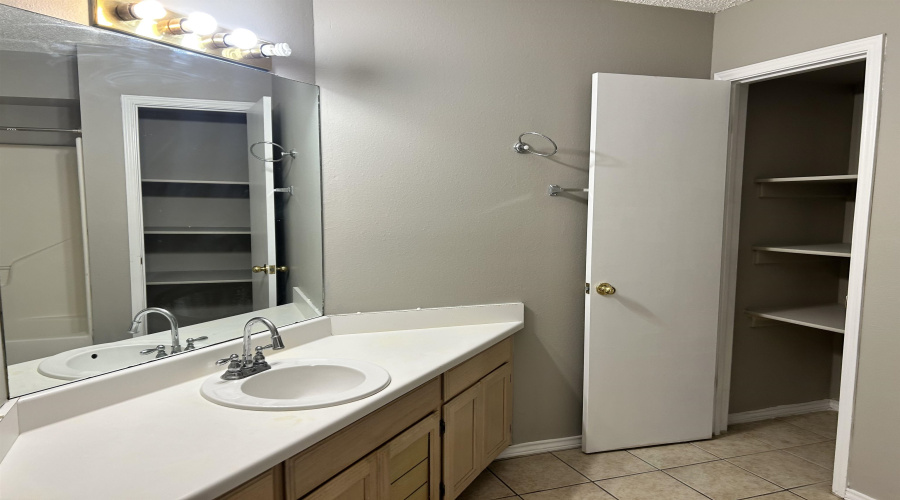 1206 International Blvd, Laredo, Texas 78045, 2 Bedrooms Bedrooms, 3 Rooms Rooms,2 BathroomsBathrooms,Residential,For Rent,1206 International Blvd,20253564