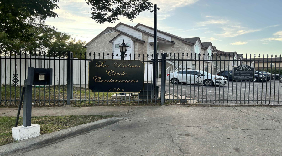 1206 International Blvd, Laredo, Texas 78045, 2 Bedrooms Bedrooms, 3 Rooms Rooms,2 BathroomsBathrooms,Residential,For Rent,1206 International Blvd,20253564