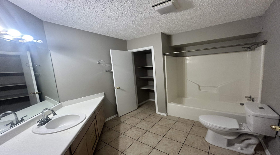 1206 International Blvd, Laredo, Texas 78045, 2 Bedrooms Bedrooms, 3 Rooms Rooms,2 BathroomsBathrooms,Residential,For Rent,1206 International Blvd,20253564