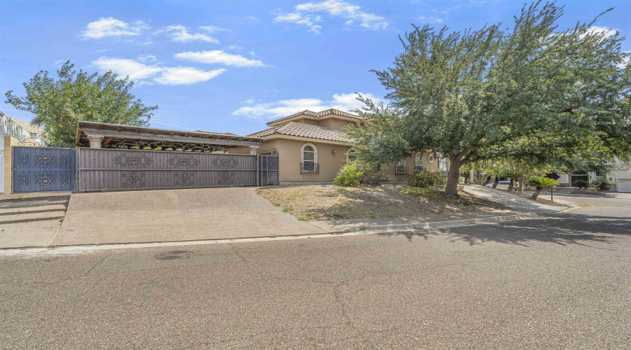 331 St Julien Dr, Laredo, Texas 78041, 4 Bedrooms Bedrooms, 10 Rooms Rooms,4 BathroomsBathrooms,Residential,For Sale,331 St Julien Dr,20253566