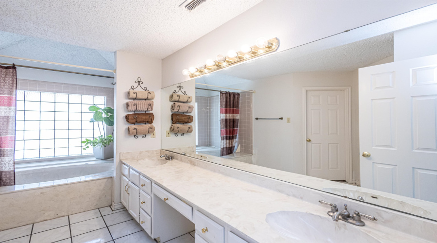 1128 Quail Hollow Lp, LAREDO, Texas 78045-1942, 3 Bedrooms Bedrooms, 6 Rooms Rooms,3 BathroomsBathrooms,Residential,For Sale,1128 Quail Hollow Lp,20253588